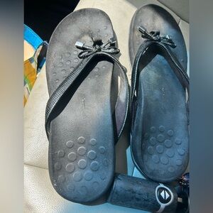 Black vionic Bow Flip Flop Sandals size 8